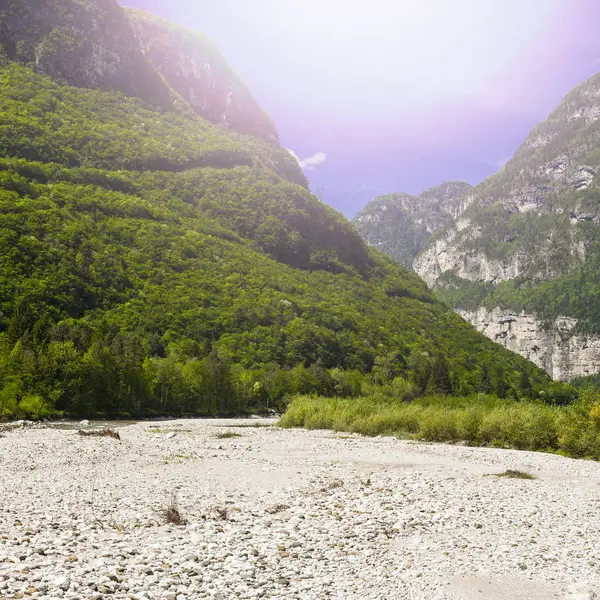 Trockenes Flussbett in Italien — Stockfoto