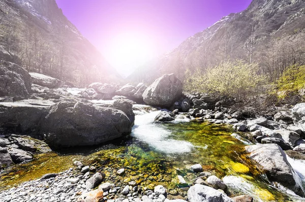 Tal mit Fluss bei Sonnenaufgang — Stockfoto