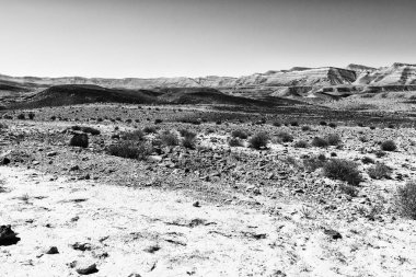 Tozlu dağlar ve derin krater.