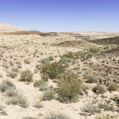 Tozlu dağlar ve derin krater.