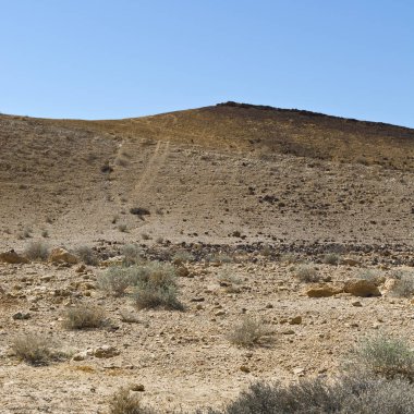 Tozlu dağlar ve derin krater.