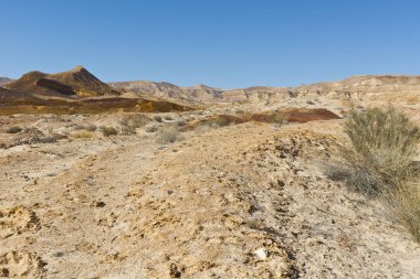 Tozlu dağlar ve derin krater.