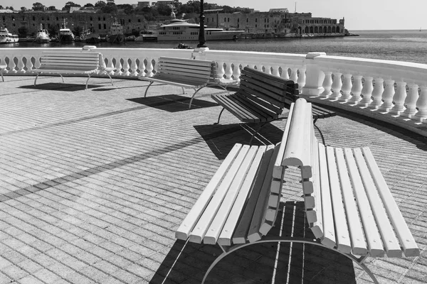 Скамейки на набережной Мальты — стоковое фото