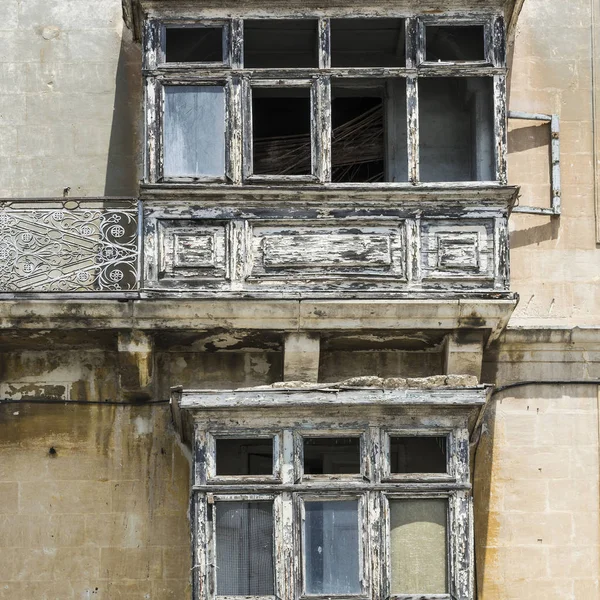 Balcon maltais traditionnel endommagé — Photo