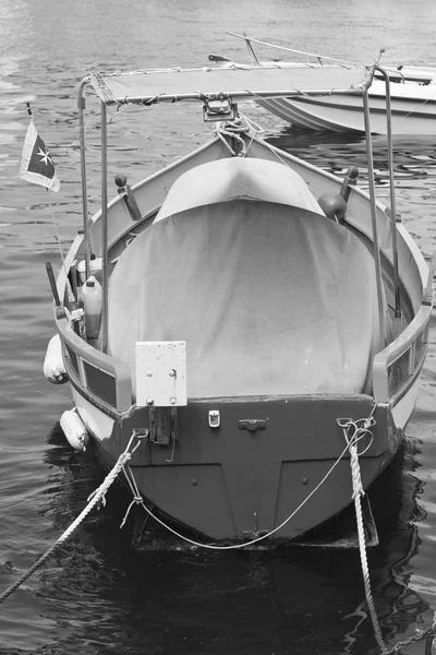 Лодки, пристыкованные к морю — стоковое фото