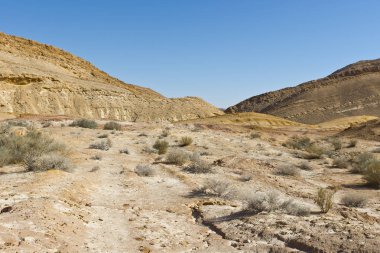 Tozlu dağlar ve derin krater.