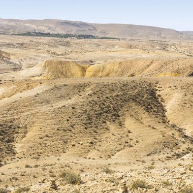 Tozlu dağlar ve derin krater.