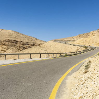 Asfalt yol Negev Çölü'nde