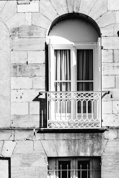 Fenêtre avec balcon lumineux — Photo