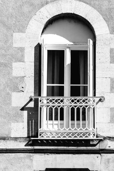 Окно с балконом — стоковое фото