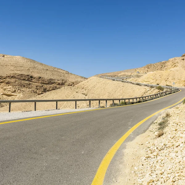 Asfaltweg in de Negev-woestijn — Stockfoto