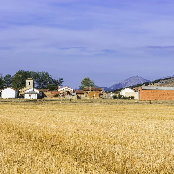 Kleines Dorf mit Bauernhof und Kirche — Stockfoto