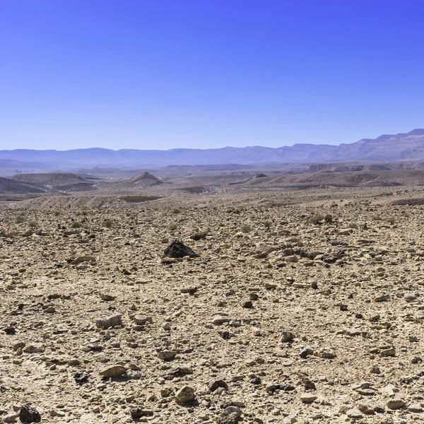 Montagnes poussiéreuses dans le désert d'Israël — Photo