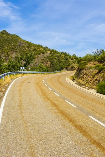 Carretera de asfalto sinuosa en España — Foto de Stock