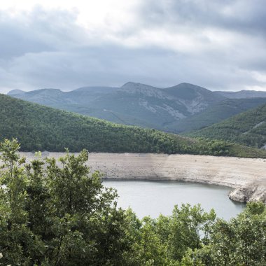 Yapay göl ile Cantabria Dağları