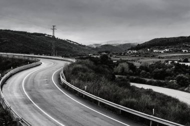 Yüksek gerilim hattı dikkate alın: Otobana.