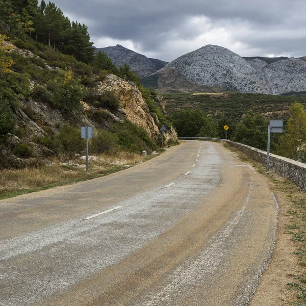 Winding asphalt road in Spain — Stock Photo, Image