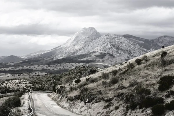 スペインのアスファルト道路を巻き — ストック写真