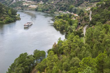 Douro Nehri bölgesinde seyahat et