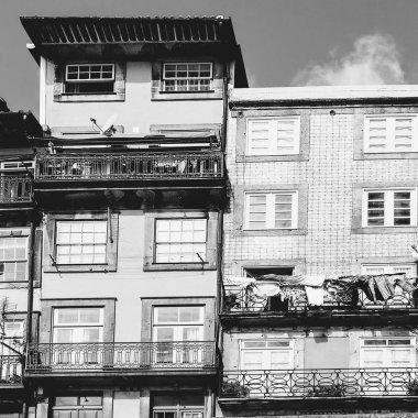 Geleneksel Portekiz cepheler ile Porto şehrin tarihi merkezinde görünümünü bazen seramik azulejo ile dekore edilmiştir. Siyah ve beyaz fotoğraf
