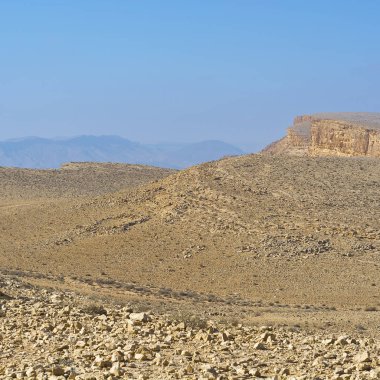 İsrail 'deki Negev Çölü' nün Rocky tepelerinin sonsuz ıssızlığı. Ortadoğu 'nun nefes kesici manzarası ve doğası.