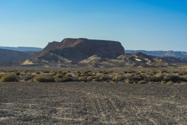 İsrail 'deki Negev Çölü' nün kayalık tepelerinde yalnızlık ve boşluk. Ortadoğu 'nun nefes kesici manzarası ve doğası.