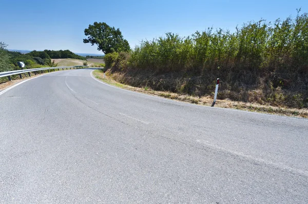 Estrada de asfalto entre campos — Fotografia de Stock