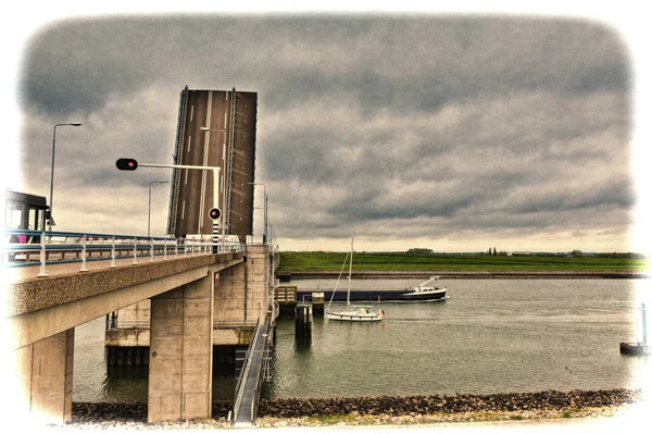 Κρεμαστή γέφυρα πέρα από το κανάλι στην Ολλανδία — Φωτογραφία Αρχείου
