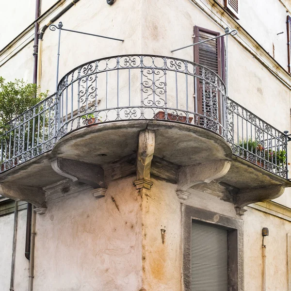 Італійський балкон у місті Cuneo — стокове фото