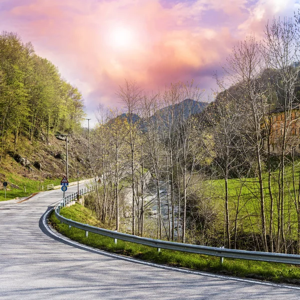 雾笼罩的道路 — 图库照片