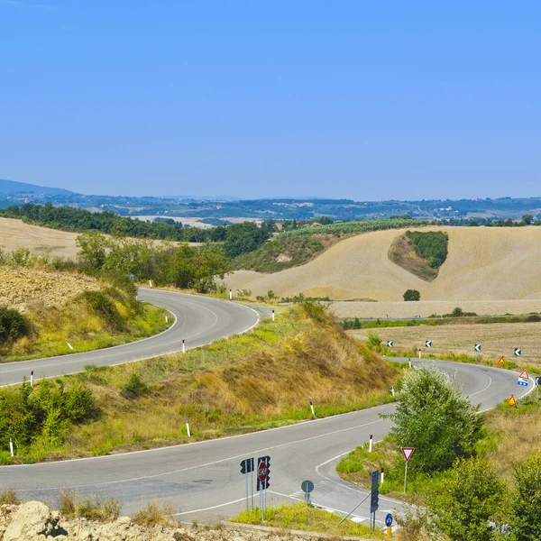 Asfalto strada tra i campi — Foto Stock