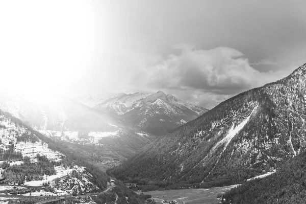 Bergwaldtal bei Sonnenaufgang — Stockfoto