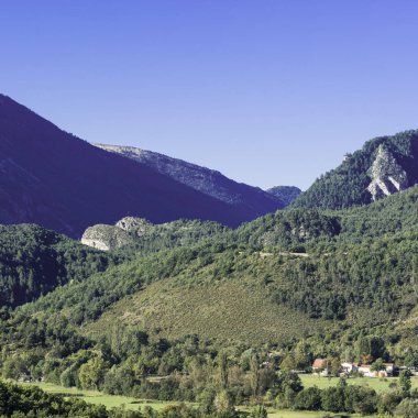 Alp manzara Alpes-de-Haute-Provence bölümü Güneydoğu Fransa'da. Castellane bir ortaçağ şehir mahalleleri