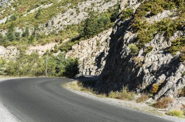 Dağ yolundan Alpes-de-Haute-Provence bölümü Güneydoğu Fransa'da ormanlar arasında. Bir Castellane ortaçağ şehir ve rota Napoleon kısmını mahalleleri.