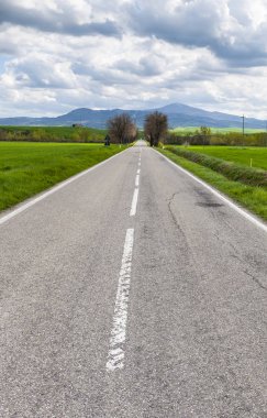 Çayır İtalya arasındaki asfalt yol 