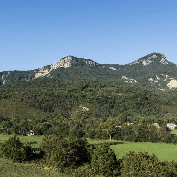 フランス南東部のアルプ オート プロヴァンス部の高山の風景です カステラーヌの中世都市の地域 — ストック写真