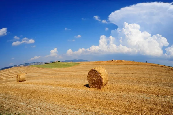 Toscana med höbalar — Stockfoto