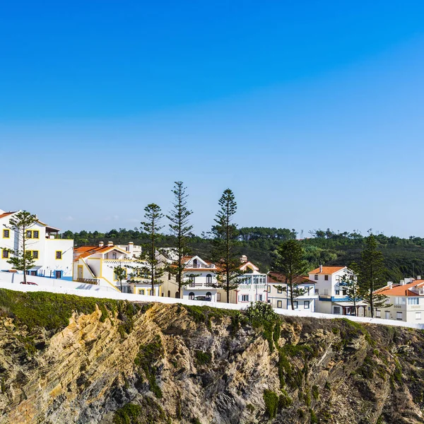 Современный маленький пляжный городок в Португалии . — стоковое фото