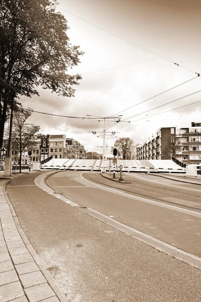 Drawbridge félig nyitott pozícióban Amszterdamban — Stock Fotó