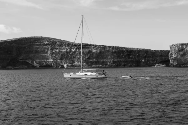 Jachta na ostrov Comino — Stock fotografie