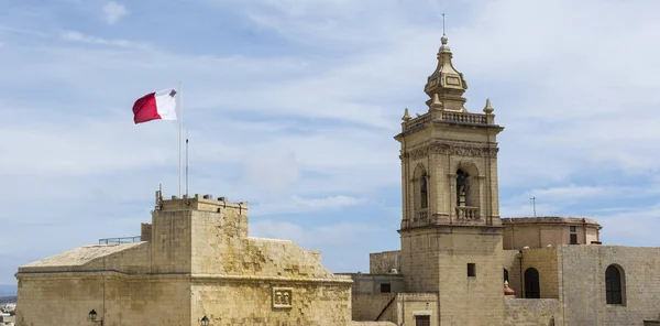 Katedrála a maltská vlajka — Stock fotografie