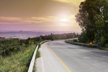 Asfalt yol Sicilya Adası