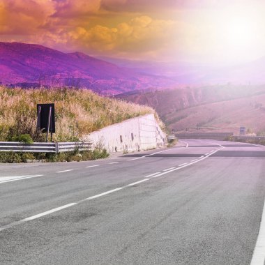 Asfalt yol Sicilya Adası