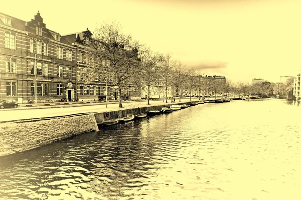 Embankment dans le centre historique d'Amsterdam — Photo