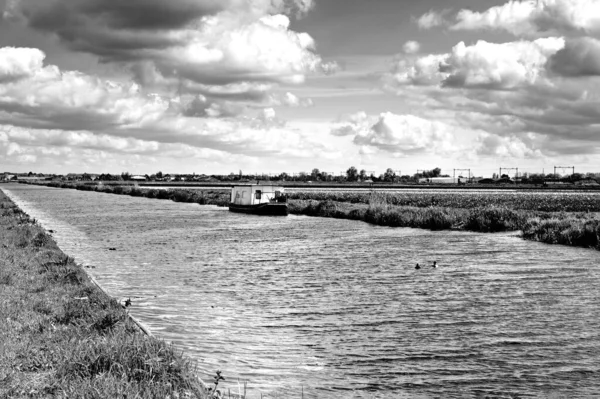 Houseboat on the Irrigation Canal — Stock Photo, Image