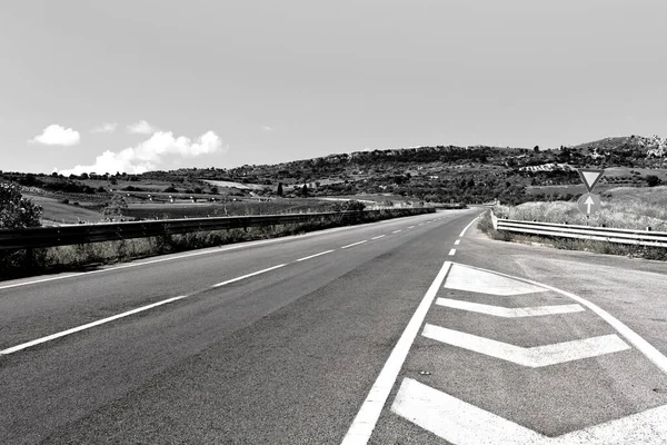 Pont autoroutier dans la vallée en Sicile — Photo