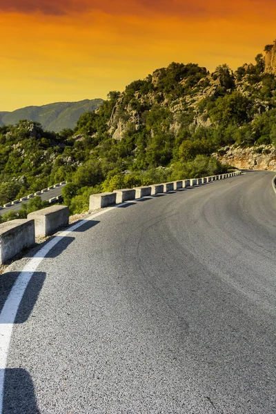 Route mystérieuse dans les montagnes — Photo