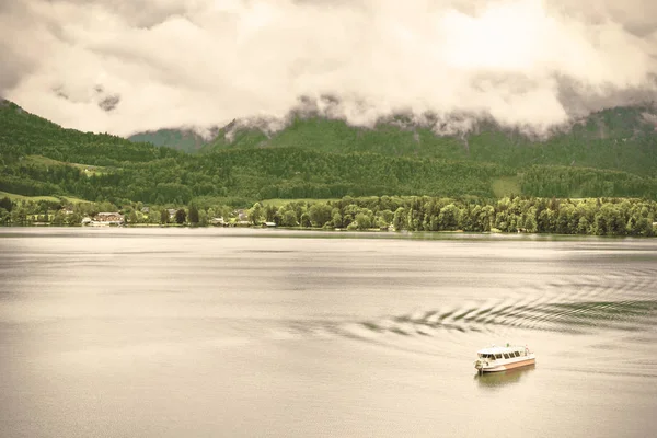 Oostenrijks landschap met passagiersveerboot — Stockfoto