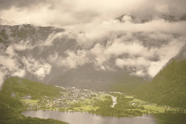 Regen und Wolken am Obertraun — Stockfoto