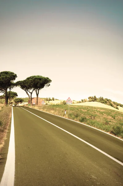 Toscaans landschap met asfaltweg — Stockfoto